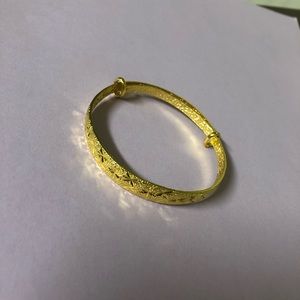 14k gold plated engraved bangle 💫